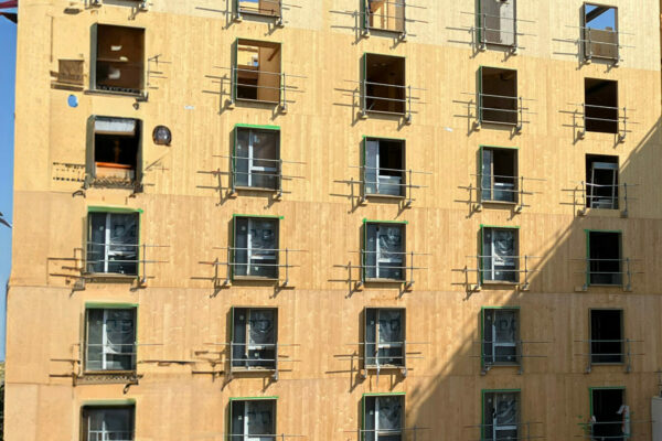 Fabrication de Précadres soudé PrecBois sur mesure- immeuble en bois-habillage de baie-menuiserie- enveloppe du bâtiment- ITE- Lyon- SAS PORTE- Résidence Ilot Ferry-Fauvelles