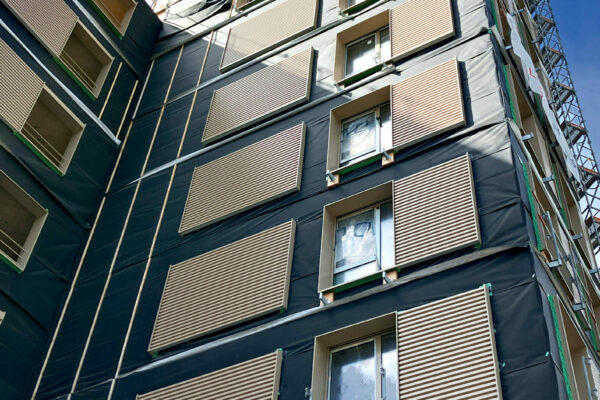 Fabrication de Précadres MOB FOBsoudé PrecBois sur mesure- immeuble en bois-habillage de baie-menuiserie- enveloppe du bâtiment- ITE- Lyon- SAS PORTE- Résidence Ilot Ferry-Fauvelles