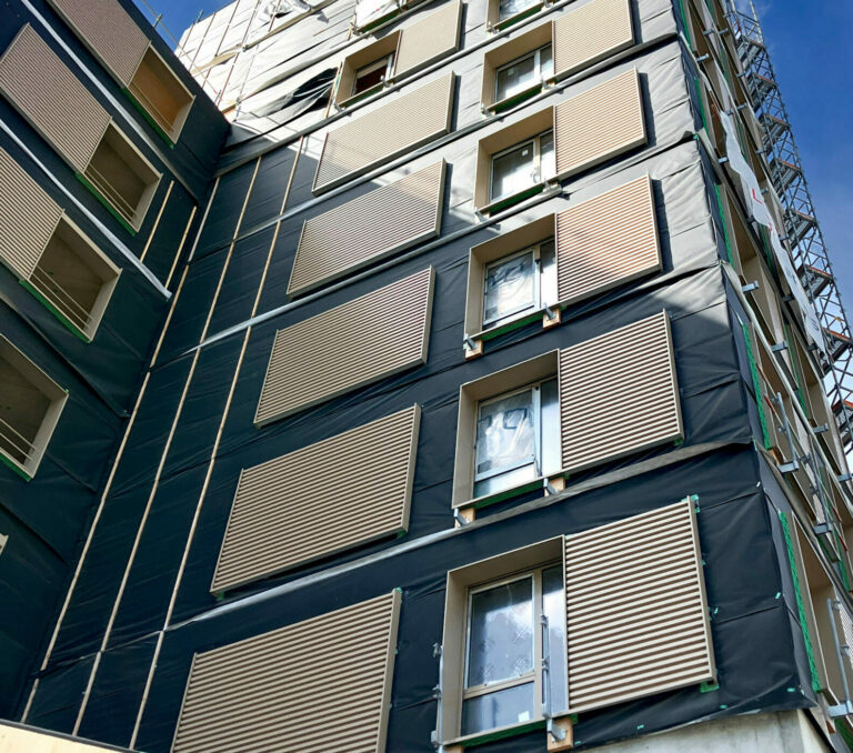 Fabrication de Précadres MOB FOBsoudé PrecBois sur mesure- immeuble en bois-habillage de baie-menuiserie- enveloppe du bâtiment- ITE- Lyon- SAS PORTE- Résidence Ilot Ferry-Fauvelles