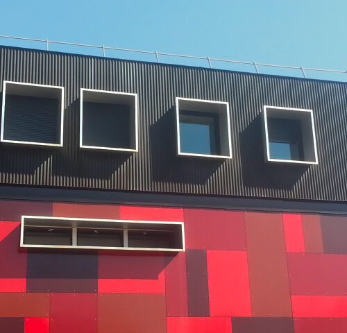 Le précadre soudé sur mesure-menuiserie- enveloppe du bâtiment- ITE- Lyon- SAS PORTE-chantier caserne des pompiers- villefranche usur Saône