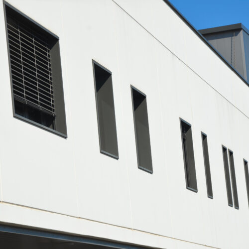 Fabrication de précadres soudés sur mesure-menuiserie- enveloppe du bâtiment- ITE- Lyon- SAS PORTE-chantier Médipole-Villeurbanne