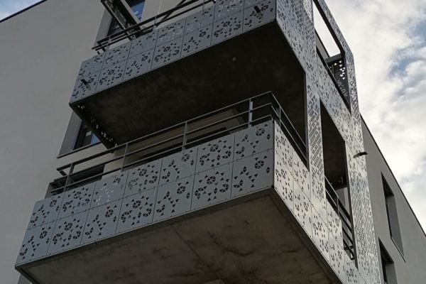 SAS PORTE-LYON spécialiste du poinçonnage et pliage de grande longueur-tolerie-fabrication de cassette et habillage de façade et balcon ou terrasse - Clos d'Ambly - SOCAM