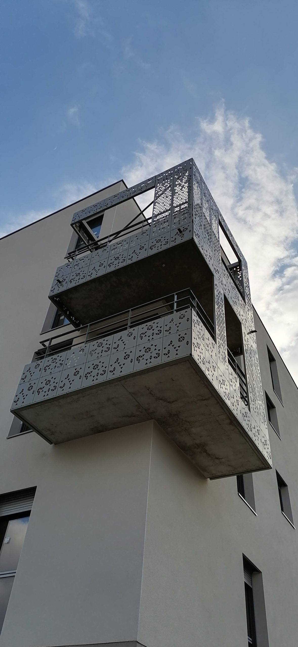 SAS PORTE-LYON spécialiste du poinçonnage et pliage de grande longueur-tolerie-fabrication de cassette et habillage de façade et balcon ou terrasse - Clos d'Ambly - SOCAM