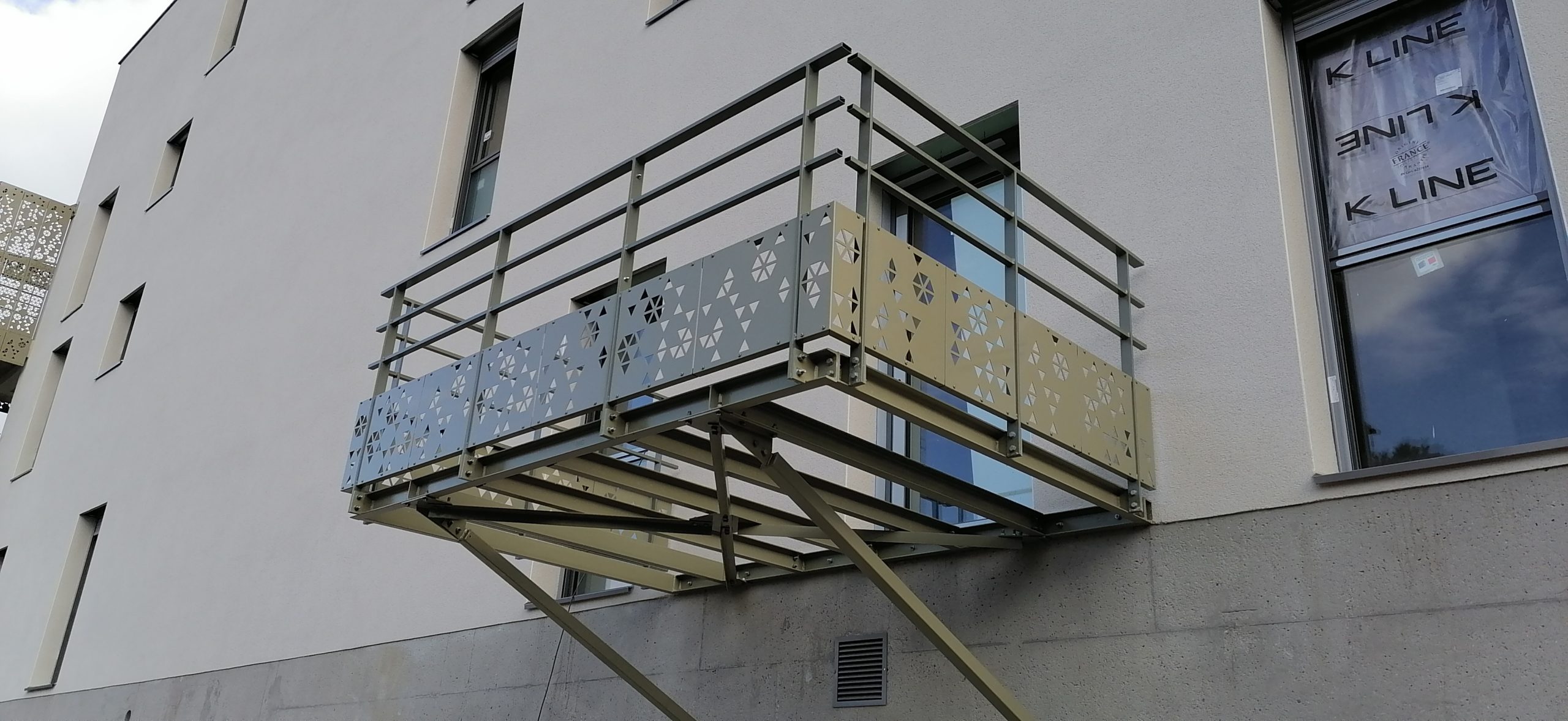 SAS PORTE-LYON-poinçonnage et pliage de panneaux perforés pour le chantier Clos d'Ambly - SOCAM-tôlerie