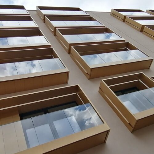 precadre brise soleil et garde-corps en verre intégré