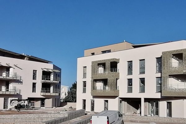 Panneaux perforés de façade modèle triangle au Clos d'Ambly - SOCAM-Cassette perforée-habillage de façade, balcon ou terrasse-SAS PORTE-LYON