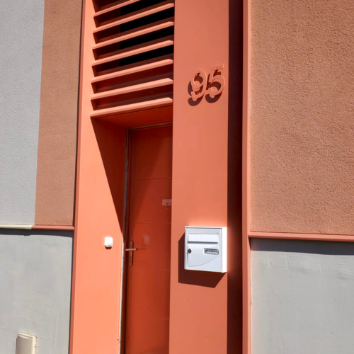 le précadre soudé et grille à ventelles intégrée