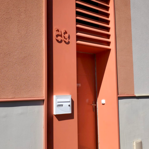 le précadre soudé et grille à ventelles intégrée