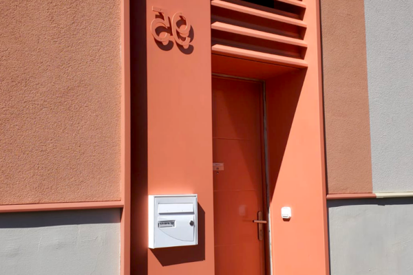 le précadre soudé et grille à ventelles intégrée