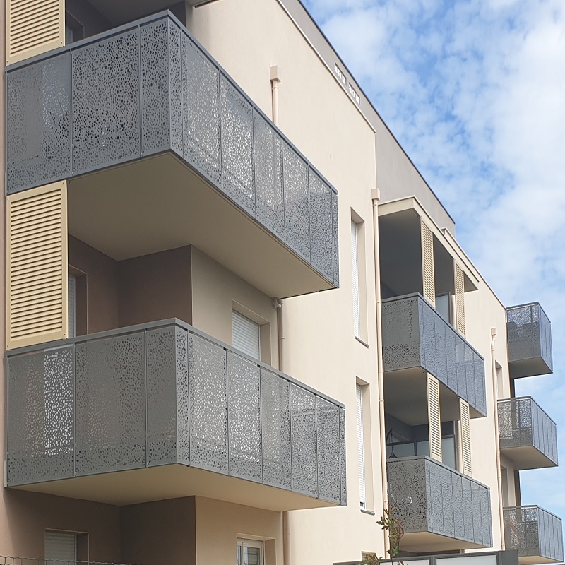 FABRICATION PAR LA SAS PORTE DE TOLES PERFOREES MODELE COSMOS POUR REMPLISSAGE DE GARDE CORPS-RESIDENCE GREEN ARCHIPEL en Isere