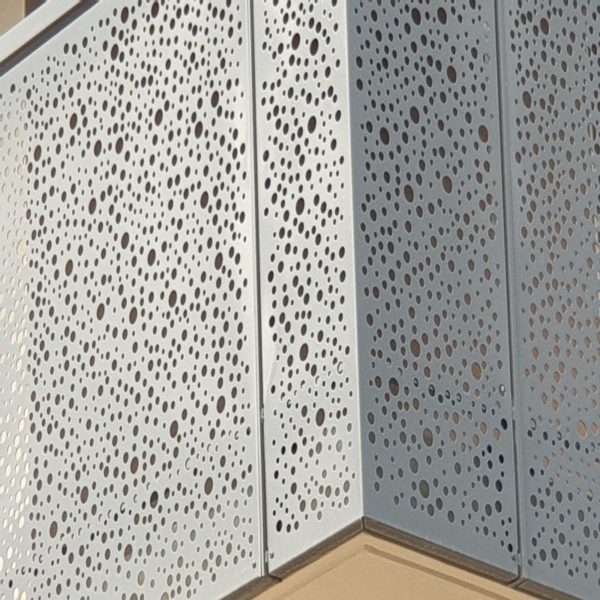 la SAS PORTE fabrique des Toles perforées type cosmos pour garde-corps-Décoration intérieure ou extèrieure- visible sur le chantier green Archipel en Isère