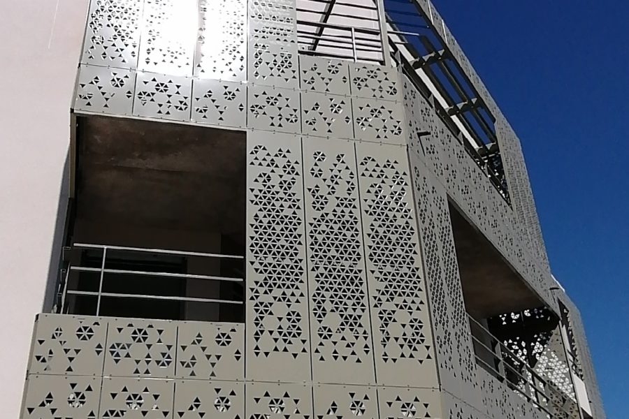 Fabrication de Panneaux perforés- modèle triangle sur mesure-Façade- balcon en tôle perforées-SAS PORTE-Lyon