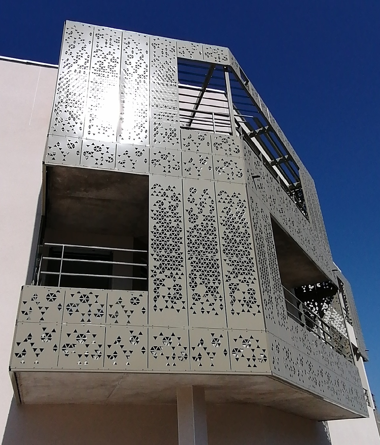 Fabrication de Panneaux perforés- modèle triangle sur mesure-Façade- balcon en tôle perforées-SAS PORTE-Lyon