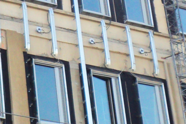 Le précadre soudé sur mesure-menuiserie- enveloppe du bâtiment- ITE- Lyon- SAS PORTE-Chantier EDF