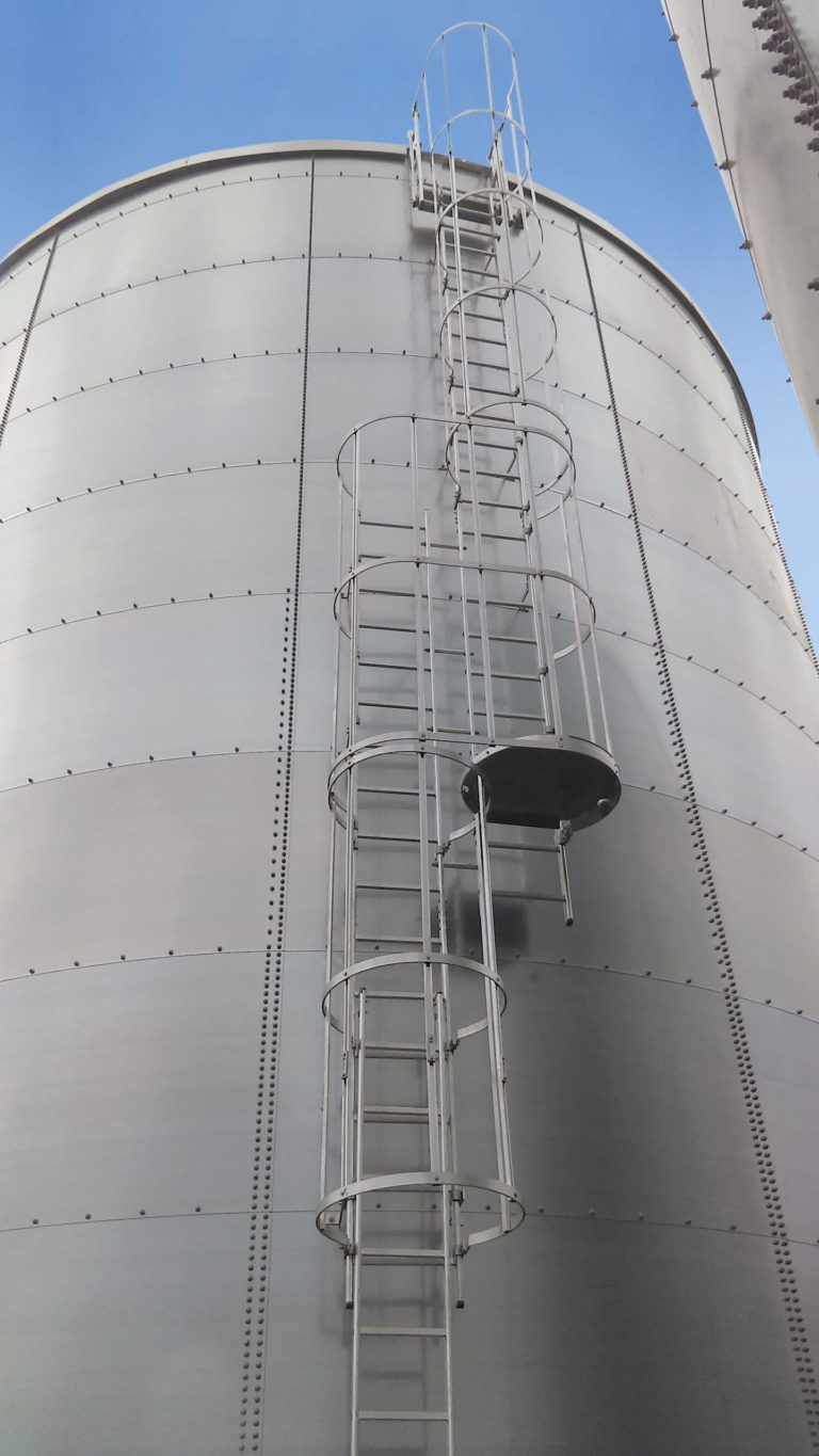 Sécurité en hauteur CRINOLINE SUR CUVE DE STOCKAGE Porte SAS